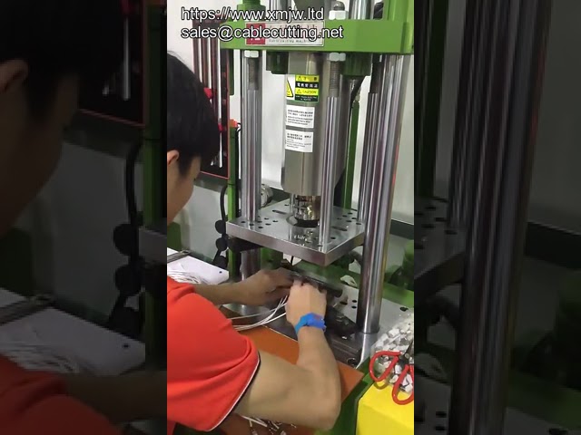 Mesin Injection Molding Vertikal untuk Kepala Kabel USB/Audio - Penjepit Otomatis Presisi Tinggi